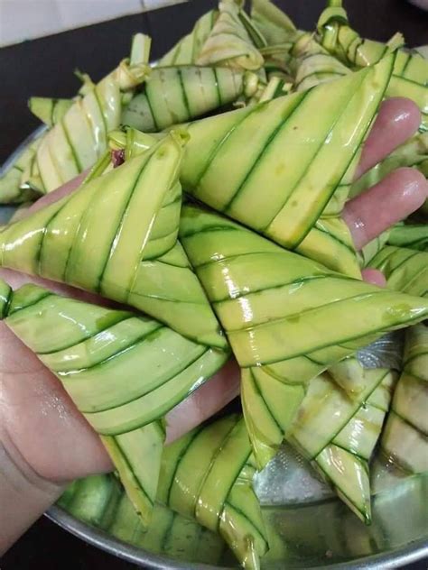 Ketupatdaunpalas instagram posts photos and videos picuki com. Cara membuat Ketupat Pulut Hitam. Makanan yang disukai ...