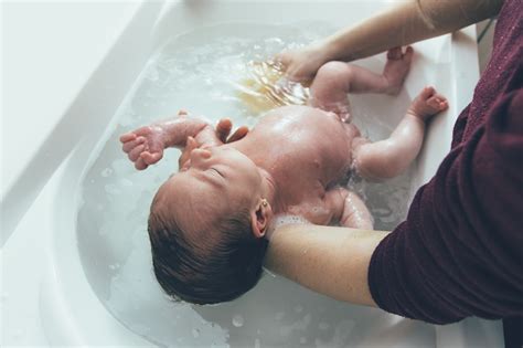 Waschen wie oft und wann. ᐅ Babys baden - Wann, wie oft und wie?