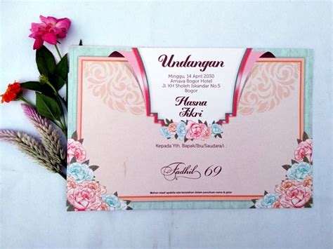 Di bagian covernya terlihat tampilan yang elegan dengan tambahan tulisan wedding invitation dan nama mempelai pengantin yang dicetak dengan tinta emas. Paling Baru Elegan Contoh Undangan Pernikahan 2019 - House ...