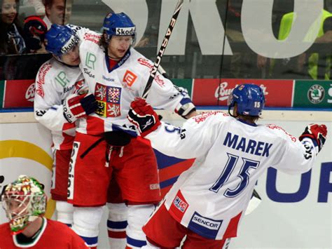 Jakub voráček z čr (druhý zleva) se raduje z gólu na 3:2. Jakub Voráček fotka