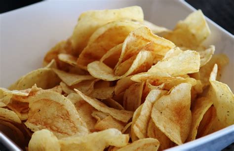 Keripik singkong sebagai salah satu makanan ringan yang disukai banyak orang merupakan makanan yang biasa dikonsumsi oleh masyarakat indonesia, hal ini menjadikan penulis tertarik untuk mempelajari bagaimana cara usaha pembuatan keripik singkong. Bisnis Keripik Singkong dan Analisa Usahanya yang Simpel