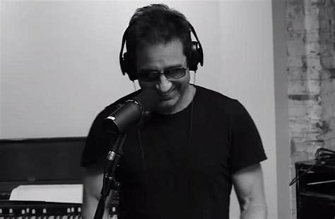 His father, amram ducovny, was a writer and publicist who was from a family of jewish immigrants (from ukraine and poland), and worked for the american jewish. David Duchovny se lance dans la musique avec un album folk