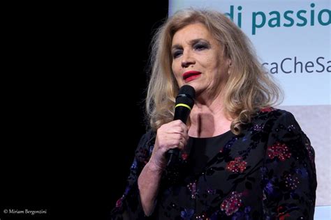 Iva zanicchi la orilla blanca, la orilla negra (canta en español).mpg. IVA ZANICCHI