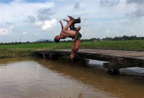 Pada masa kini permainan tradisional seperti wau, gasing, congkak dan sebagainya yang popular suatu ketika dahulu kini semakin dipinggirkan dalam arus perdana. Belog Lang: Tradisi Yang Semakin Dilupakan..Hanya Tinggal ...