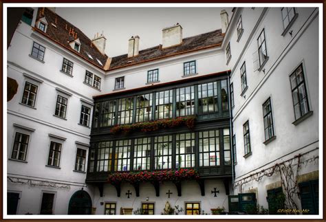 Es versteht sich als ein europäisches forum der kultur und geschichte der deutschen aus diesem raum. Haus des Deutschen Ordens - Innere Stadt
