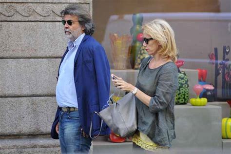 L'attrice romana ha finalmente ottenuto il divorzio dal suo precedente matrimonio con luca manfredi e a settembre celebrerà le sue nozze col chirurgo napoletano roy de vita. Celeb68: Nancy Brilli e Roy De Vita foto shopping ...