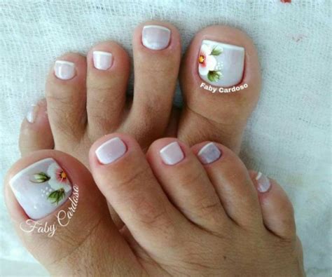 Existen muchos diseños de decoración de uñas que se pueden hacer en manos y en pies, para lograr que … Figuras De Uñas Para Los Pies Con Flores Hermosas ...