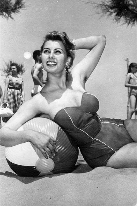 Ver más ideas sobre sofia loren, sophia loren, actrices. Young Sophia, 1953 | Sophia Loren | Pinterest | Sophia ...