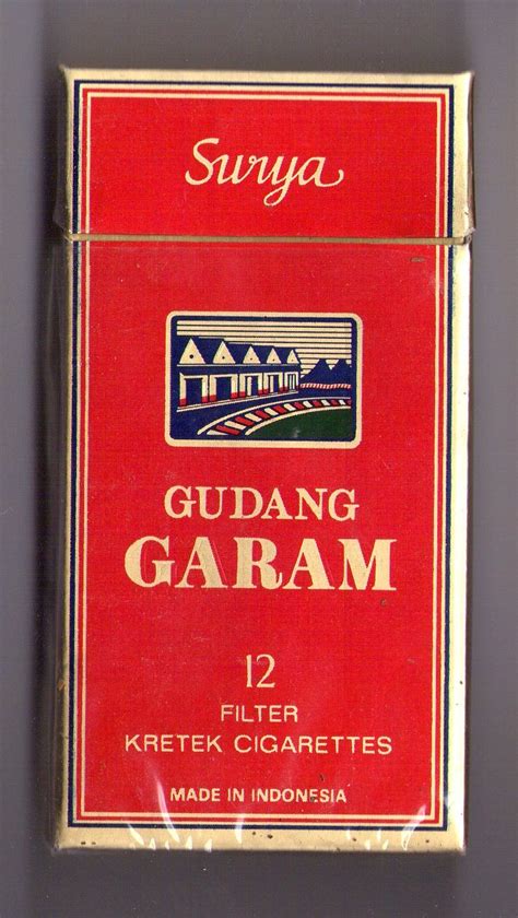 The exclusive image of surya 16 is a real reflection of excellent quality of it is not surprising that gudang garam surya 16 bearing the slogan selera pemberani (the taste of gallant) has been acknowledged as one of the. Ma Collection de paquets de cigarettes: GUDANG GARAM