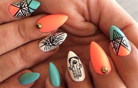 Lo vintage sigue de moda y es con esta tendencia que realice estos dos diseños. Diseños de uñas a la moda - UñasDecoradas CLUB