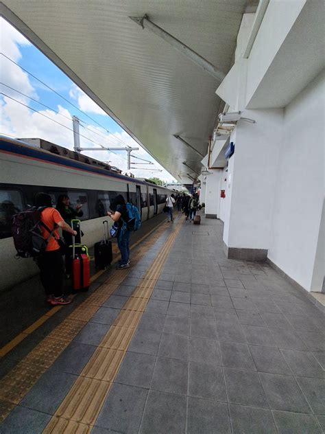 Perjalanan ke utara (kl sentral » padang besar) juga diservis oleh lima tren (dua gold dan tiga platinum). Padang Besar to Hat Yai by ETS