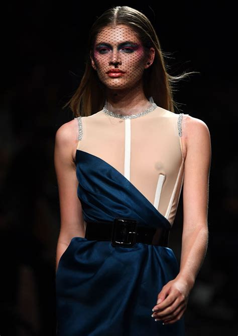 Brazilian stunner valentina sampaio has made history to become the first transgender model to appear in sports illustrated's swimsuit issue. Valentina Sampaio, la próxima modelo que hará historia en ...