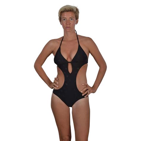 Also to not carry solid.swimwear trikini are panties and bra, connected by a strip of cloth.the first models appeared back in the 70s.then the folds on the stomach.if you're in a swimsuit trikini, then, at least, the last problem is eliminated, because the connecting element makes swimsuit less open. Trikini guess black wonderful swimsuit