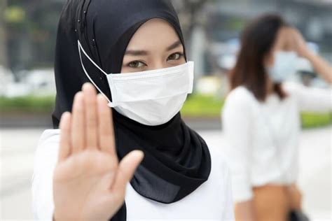 Ratakan sheetmask menggunakan jari tangan agar tidak terdapat gelembung pada masker. Panduan Bagi Umat Muslim di Indonesia Dalam Melaksanakan ...