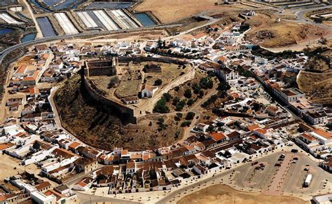 Castro marim is a town in the algarve with a medieval castle, a popular medieval festival in the last week of august, and local festivals in september. Administração da NovBaesuris critica presidente da câmara ...