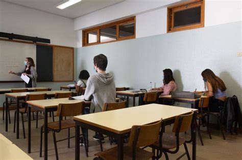 A época de exames nacionais e avaliações escolares é uma das mais propensas para as práticas ilícitas de adulteração de notas. Médias nos exames nacionais sobem, só duas disciplinas ...