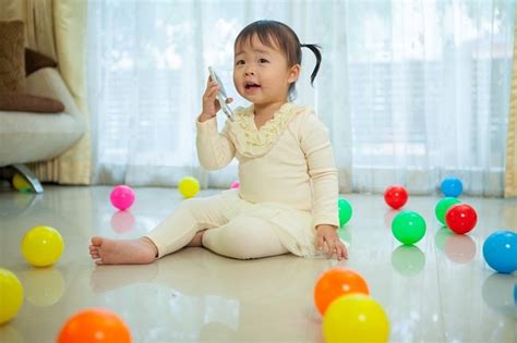 Pada tahap perkembangan anak 2 tahun, buah hati sedang memasuki fase tumbuh kembang balita yang cukup signifikan. Perkembangan Anak Usia 2 Tahun, Makin Pandai Bicara ...