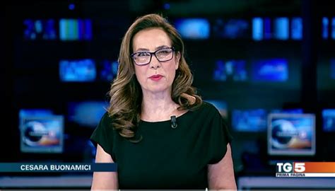 Sabato sera di paura per la giornalista cesara buonamici, volto molto popolare del tg5, e il marito, il medico joshua kalman, vittime di una rapina violenta vicino a firenze. Tg5, il clamoroso sfogo in diretta di Cesara Buonamici ...