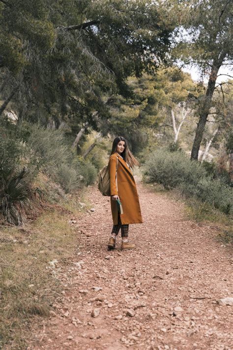 Grey edici en catal narrativa Hermosa mujer joven de pie en el sendero de montaña con ...