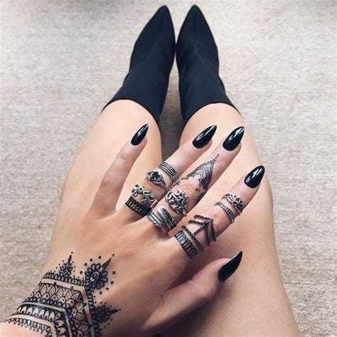 A henna tattoo is a type of temporary tattoo that stains the skin. Black Henna Style 3 | Unhas pretas, Tatuagem, Tatuagens