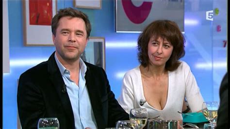 Tous les jours, à 18h50 (heure de paris), patrick simonin reçoit les personnalités qui font l'actualité sur tv5monde. » Valérie Bonneton ses mensurations sa taille son poids