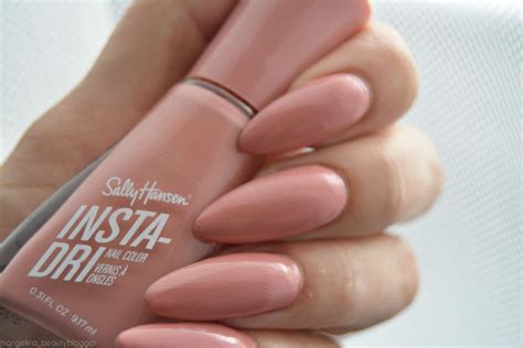 Letech vypracovala v úspěšnou podnikatelku. SALLY HANSEN Insta Dri rychleschnoucí lak na nehty ...