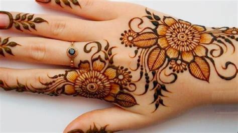 Several floral elements enhance the beauty of this unique . Mahndi Ka Disain : Back Hand Mehndi Design Mahdi Ka Dizain ...