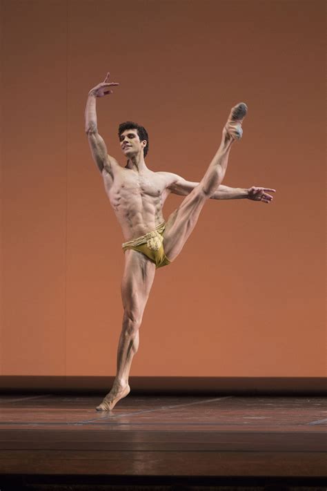 He can spin a ballerina into the air and for mr. Roberto Bolle chiude il 2017 al Regio di Torino - Danza Effebi