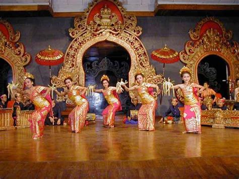 Tari pendet merupakan salah satu tarian tradisional di indonesia yang berasal dari bali. Blog dari blogger: 10 budaya Indonesia yang di akui oleh ...