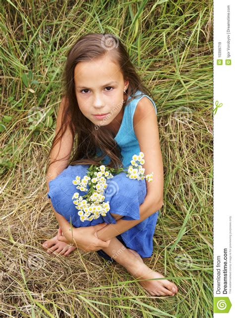 The natural beauty of children. Preteen травы девушки предпосылки Стоковое Изображение ...