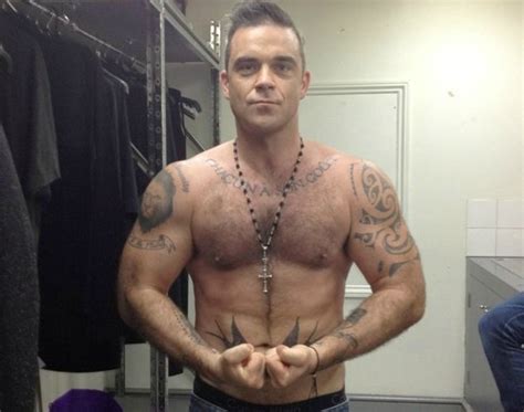 Born 30 may 1996) is a chilean professional tennis player. Robbie Williams presume de torso desnudo | CromosomaX