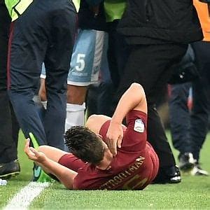 La questione fa giurisprudenza perché è il primo caso in cui si verifica una squalifica. Giudice sportivo, due turni a Strootman per simulazione. Pallotta: "E' assurdo" - la Repubblica
