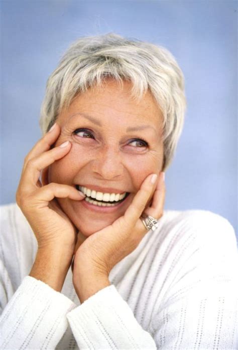 Cheveux gris femme 60 ans cheveux courts femme 60 ans coiffure courte femme coiffure homme coupes courtes femmes 60 ans coupes cheveux blancs, cheveux gris: Coiffures Cheveux Blancs Plus De 60 Ans / Cheveux Blancs ...