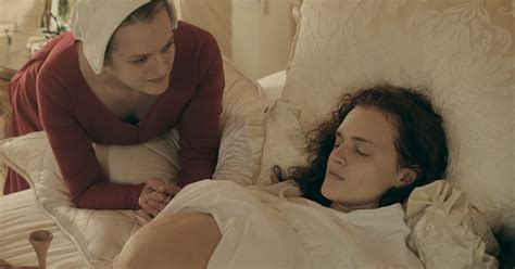 Handmaid's tale fans lärde sig just att fjärde säsongen inte kommer premiär fram till 2021, men det finns några goda nyheter: The Handmaids Tale Hulu Season 1 Episode 2 Recap Birth