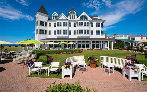 Book hotel iroquois, mackinac island on tripadvisor: exterior view of hotel iroquois and patio (With images ...