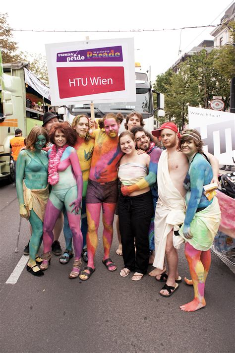 Die regenbogenparade ist eine wichtige politische demonstration für die rechte von lesbischen, schwulen, bisexuellen, transgender, intergeschlechtlichen und queeren menschen. Vienna Pride 2011 - Viki Secrets