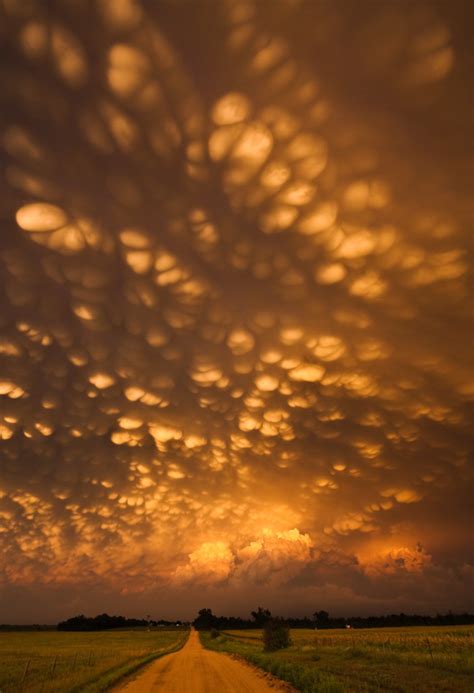 Doesnt go to fast or to slow. Mammatus clouds over Nebraska : pics