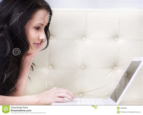 We use cookies to better understand how our websites and services are used and provide tailored advertising. Giovane Donna Che Per Mezzo Del Calcolatore Per Il ...