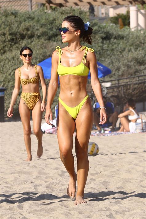 Stattdessen wird sie ihre tätigkeit als sportkoordinatorin des talentezentrums sportland oberösterreich nachgehen. Camila Coelho - Playing Beach Volleyball in Santa Monica ...