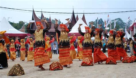 Tari jaipong (jaipongan) adalah tarian yang berasal dari daerah jawa barat. Tari Piring - Sejarah, Fungsi, Gerakan, Busana & Keunikan