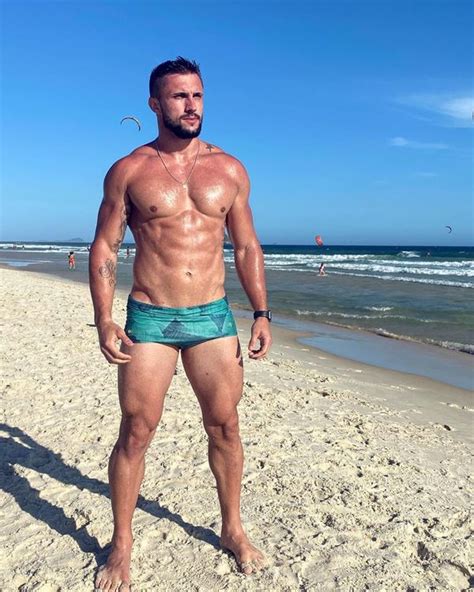 Na época, ele ganhou a alcunha de estagigato, o estagiário gato de uma academia e foi parar no concurso mister brasil. BBB21: As primeiras fotos quentes de Arthur Picoli ...