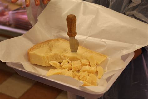 O queijo grana padano é um queijo duro, elaborado com leite de vaca e tem a forma de um tambor pesando de 24 kg a 40 kg. Loco por Vino: queijo Parmigiano Reggiano x Grana Padano