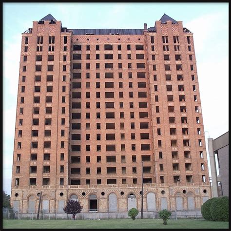(0.02 χλμ) the sky lounge, centara hotel. Lee Plaza Apartment Hotel (West Elevation)--Detroit MI ...
