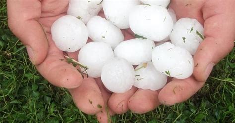 Essas pedras, na terra, são compostas por água no estado sólido e medem entre 5 e 200 mm de diâmetro. Bolas de granizo gigante caen en México | Chispa