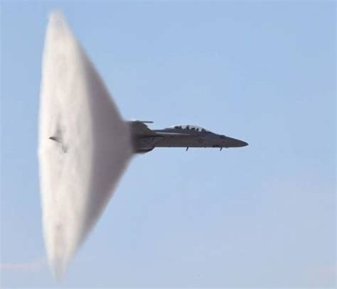 Il s'agissait en fait d'un il n'y a pas d'explosion, il s'agit d'un avion de chasse qui a franchi le mur du son. Mur Du Son