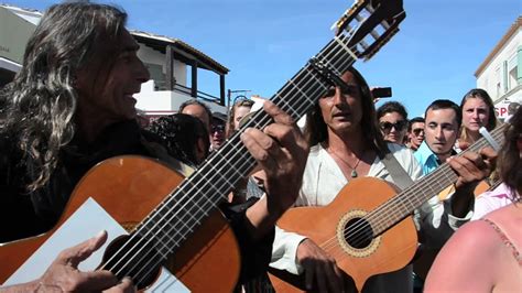 Tels sont les mots clés qui définissent les tenues de la mère de la mariée. Pélerinage gitan des Saintes Marie de la Mer - YouTube