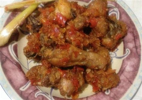 Ayam bisa diolah menjadi berbagai macam menu atau hidangan yang lezat sehingga tidak ada kata bosan untuk menikmati sajian dari ayam. Resep Ayam Cabe Merah oleh heny widya - Cookpad