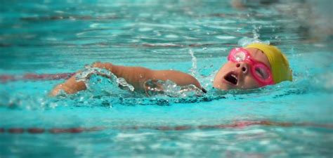 كيف تملك جسما رياضيا ؟ أنواع رياضة السباحة وفوائدها - كيف 24