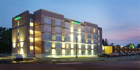 Welche holiday inn in ontario eignen sich besonders gut für familien? Holiday Inn Sarnia - Strasman Architects Inc.