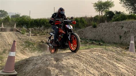 Watch the in depth review as we discuss the pros and cons, ride and handling, fit and finish, mileage, top speed, advantages and disadvantages of the ktm duke 390. KTM Duke 390 Full Off Roading Test!! - YouTube